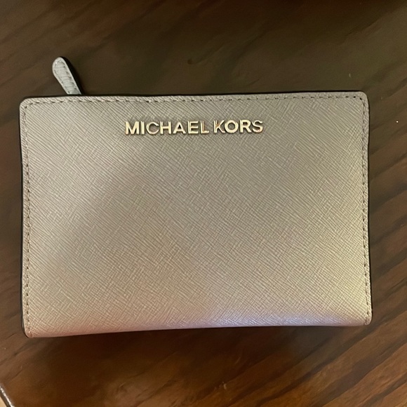 Michael Kors Emmy full size backpack- pearl grey - Picture 4 of 12